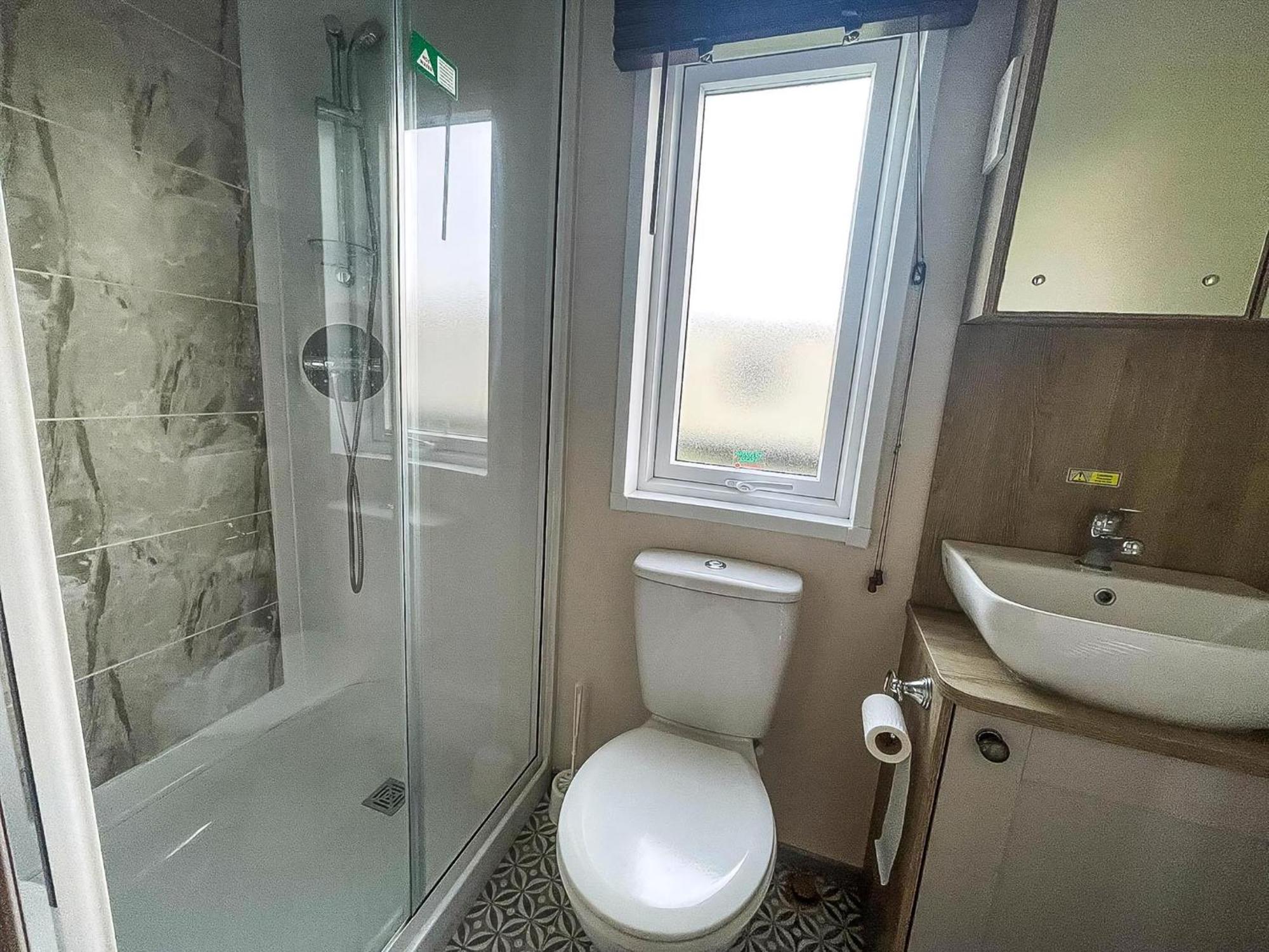 Stunning 8 Berth Caravan With Decking At Kessingland Beach Ref 90017D Benacre Buitenkant foto