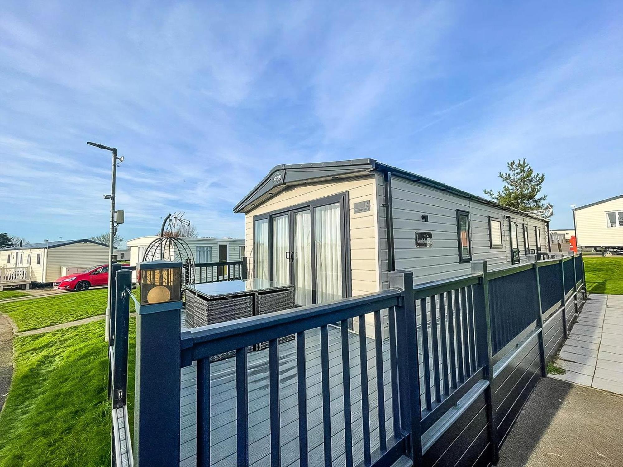 Stunning 8 Berth Caravan With Decking At Kessingland Beach Ref 90017D Benacre Buitenkant foto