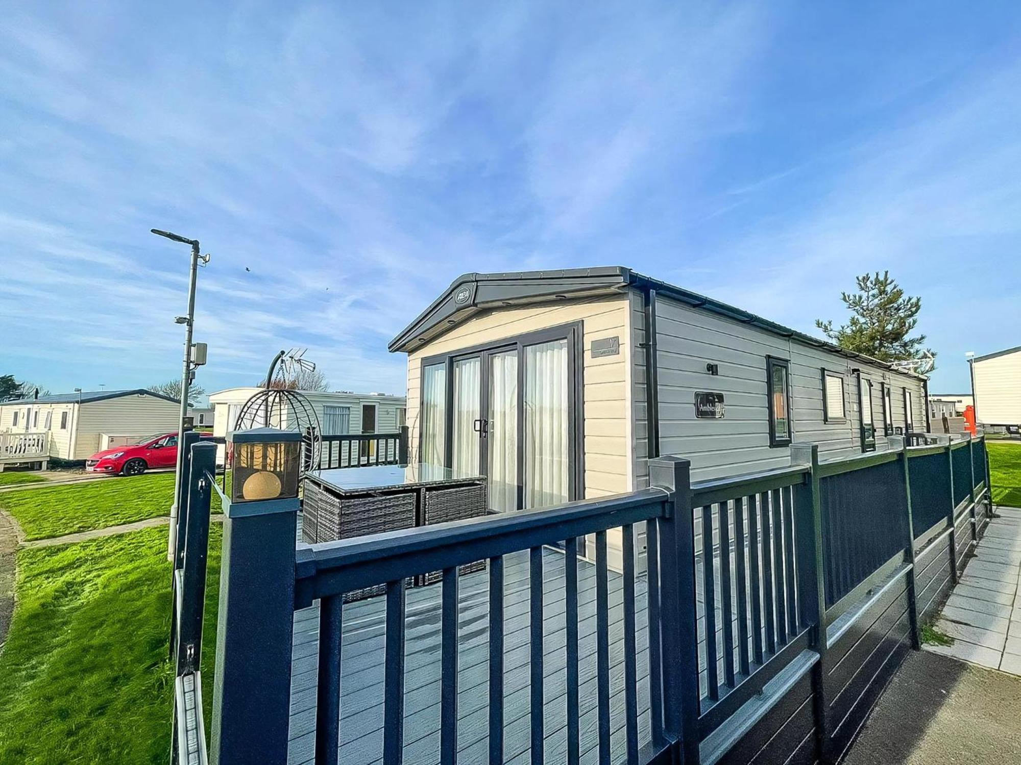 Stunning 8 Berth Caravan With Decking At Kessingland Beach Ref 90017D Benacre Buitenkant foto